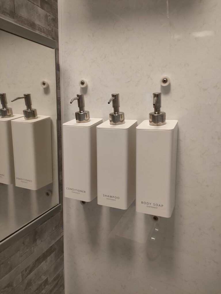 浴室に設置した３本のディスペンサーボトル
