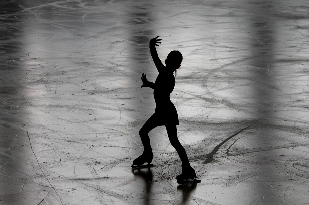 フィギュアスケートをする女性のシルエット