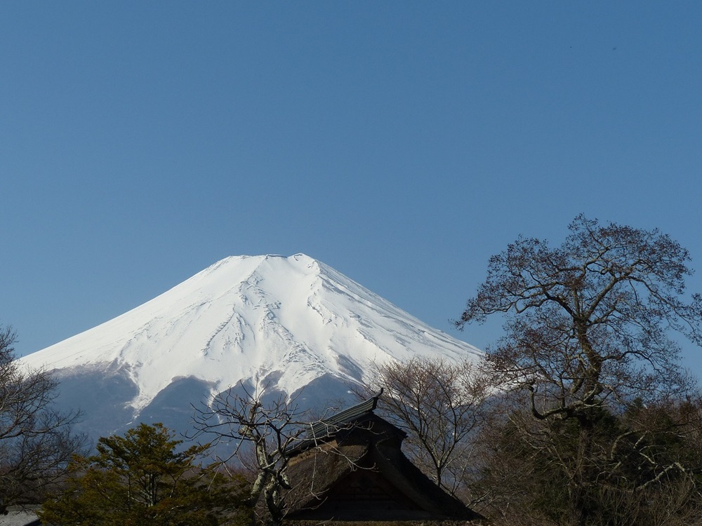 青空の下の富士山