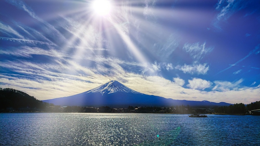 湖からみた富士山