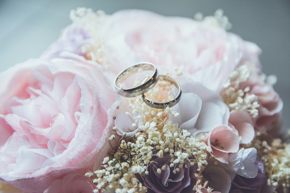 花束の上に結婚指輪