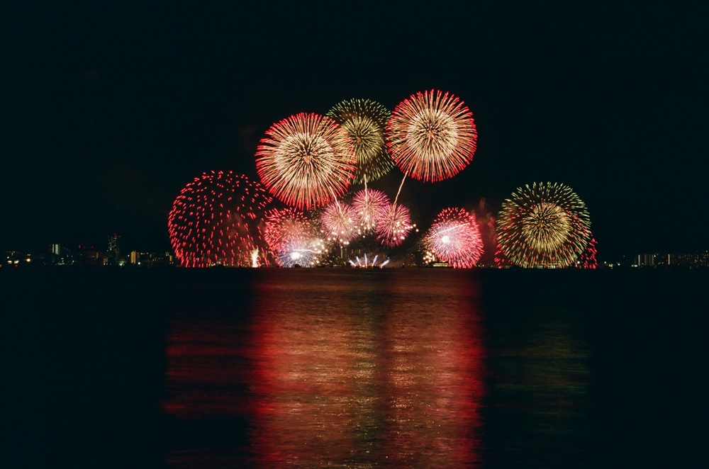 水上に上がる打ち上げ花火