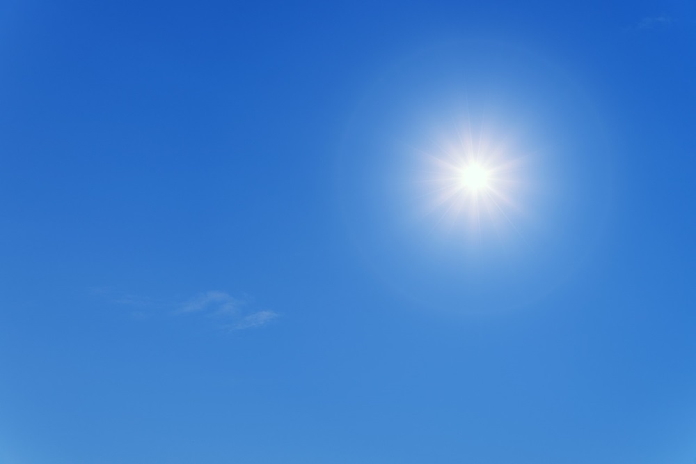 夏のギラギラした太陽と青空