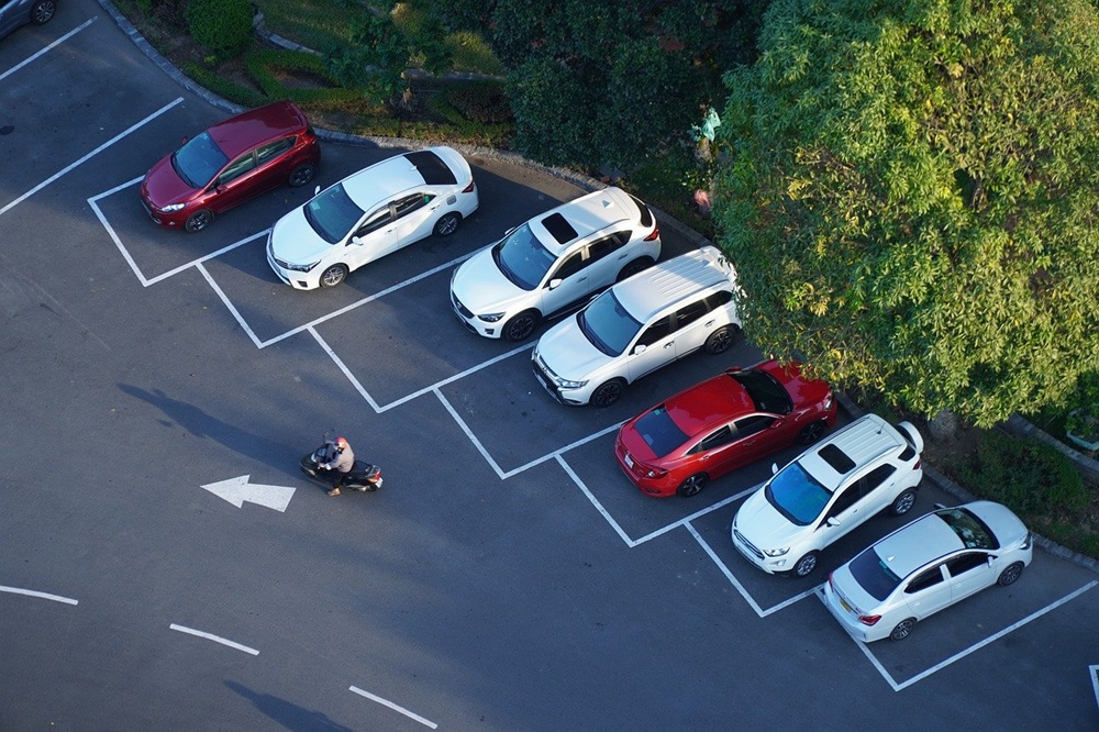 パーキングに停めた車数台