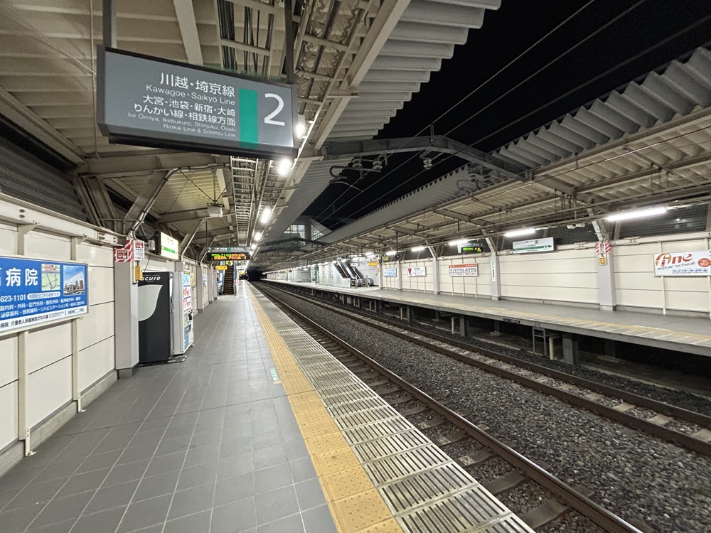 埼京線の電車のホーム